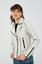 Kiara Xhaketë Lëkure Bezhë Slim Fit Biker për Femra - Image 4