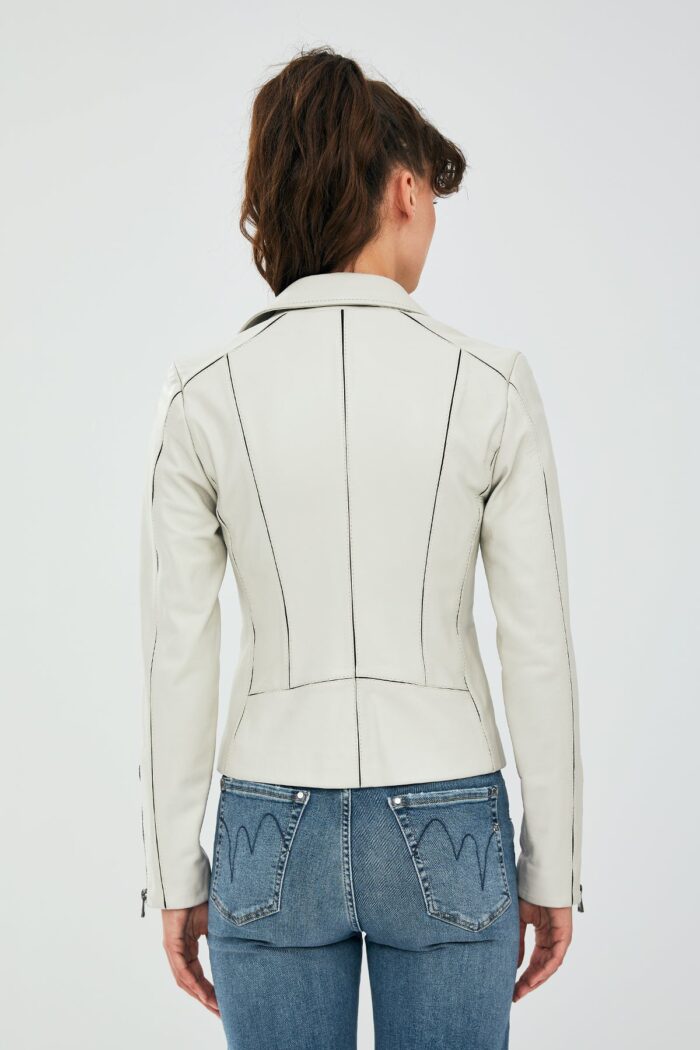 Kiara Xhaketë Lëkure Bezhë Slim Fit Biker për Femra - Image 5