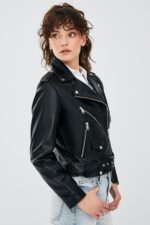Newage Xhaketë Lëkure e Zezë Slim Fit Biker për Femra - Image 7