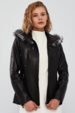 Audrey Xhup Lëkure e Zezë me Kapuç me Gëzof për Femra - Image 3