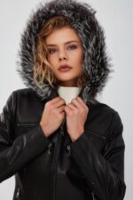 Audrey Xhup Lëkure e Zezë me Kapuç me Gëzof për Femra - Image 7