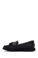 Loafer Lëkure e Zezë me Xhufkë Comfort për Femra - Image 2