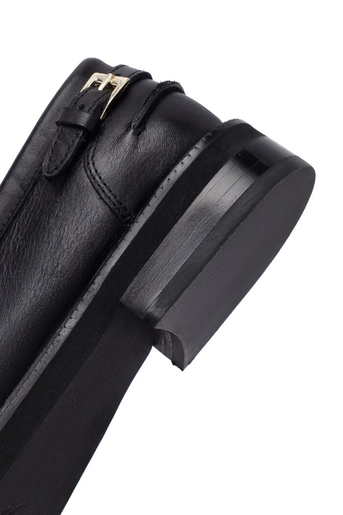 Loafer Lëkure e Zezë me Kopsë Maskulin për Femra - Image 10