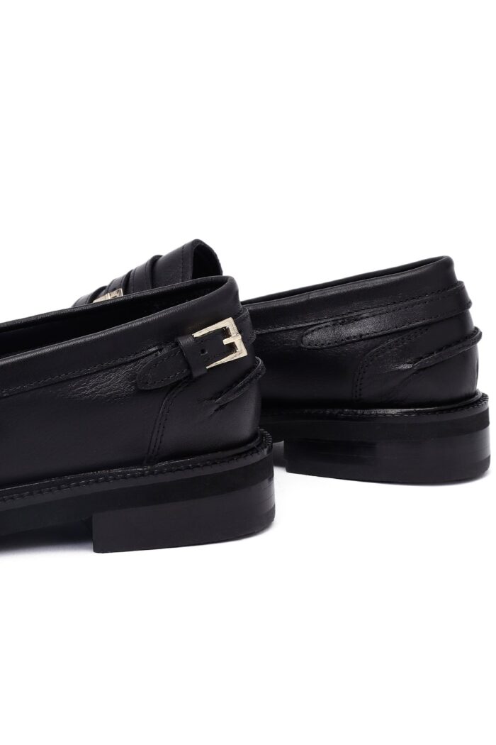 Loafer Lëkure e Zezë me Kopsë Maskulin për Femra - Image 11