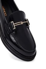 Loafer Lëkure e Zezë me Kopsë Maskulin për Femra - Image 9