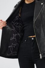 Zendaya Xhaketë Lëkure e Zezë me Detaje Biker për Femra - Image 8