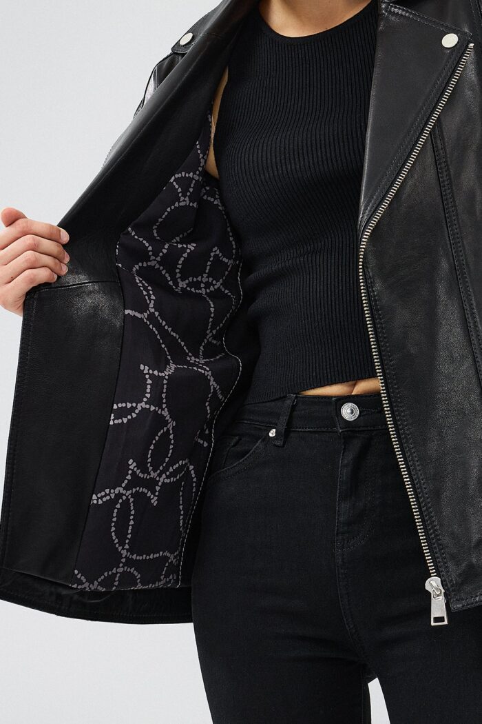 Zendaya Xhaketë Lëkure e Zezë me Detaje Biker për Femra - Image 8