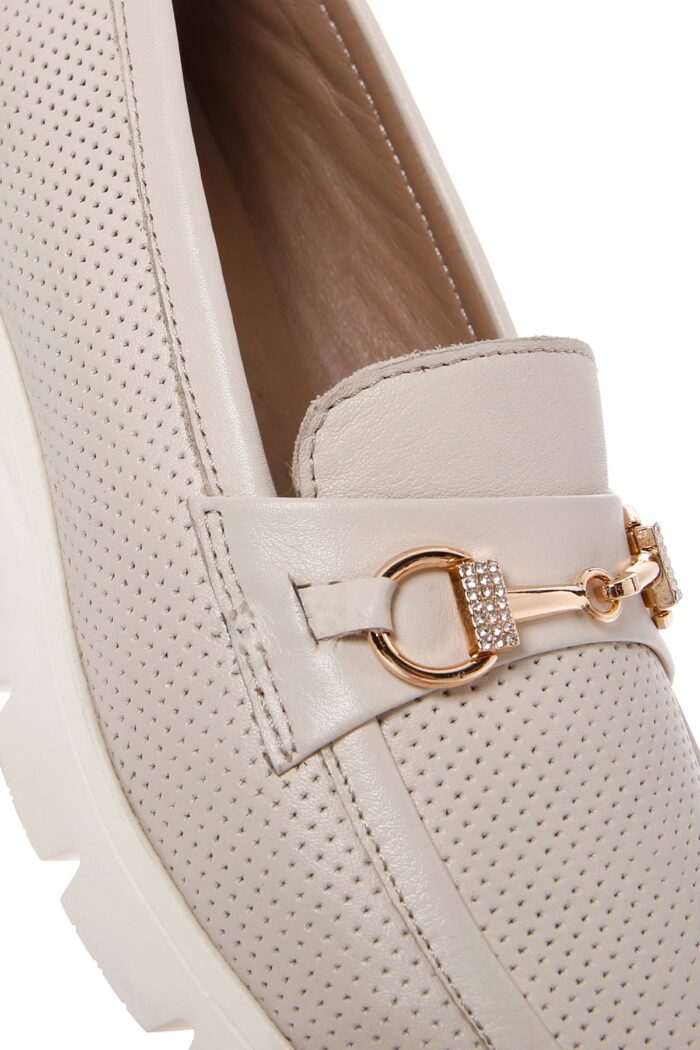 Loafer Lëkure Krem me Kopsë Comfort për Femra - Image 11